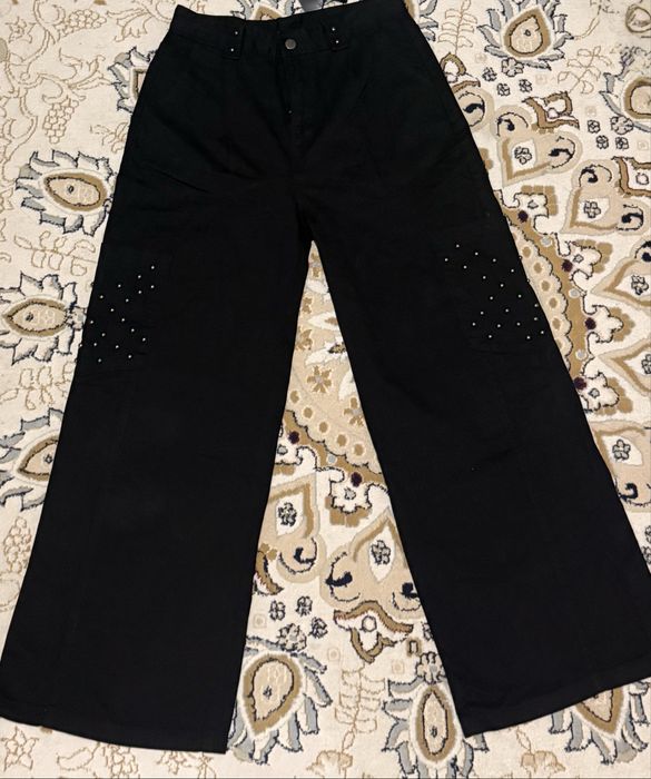 Джинсы черные.