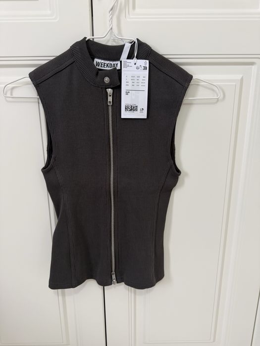 Top H&M nou cu eticheta