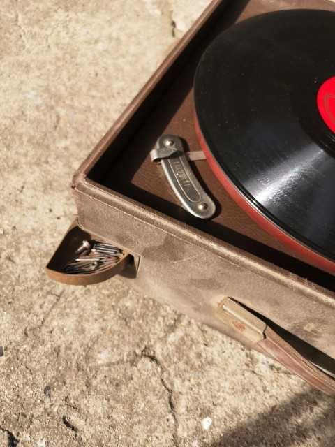 Стар грамофон с манивела и плоча