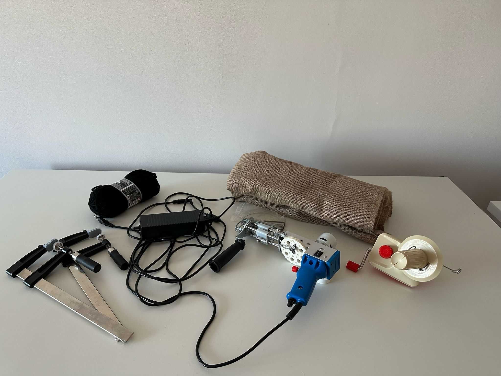 Pistol, suport si accesorii pentru tufting covoare