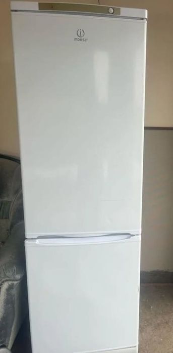 Срочно продам рабочий холодильник индезит 60000т