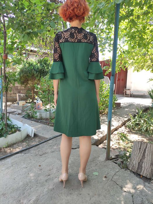 Платье зелёное с верхом из гипюра.