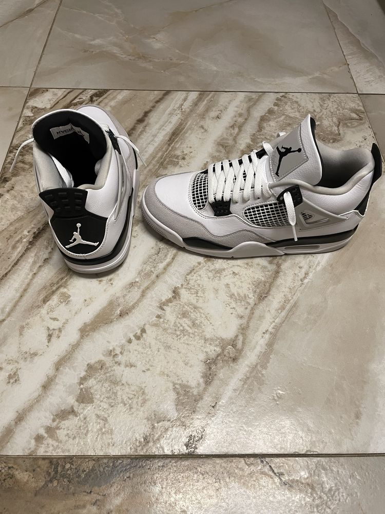 Чисто нови Jordan 4 Military Black. Никога обувани!