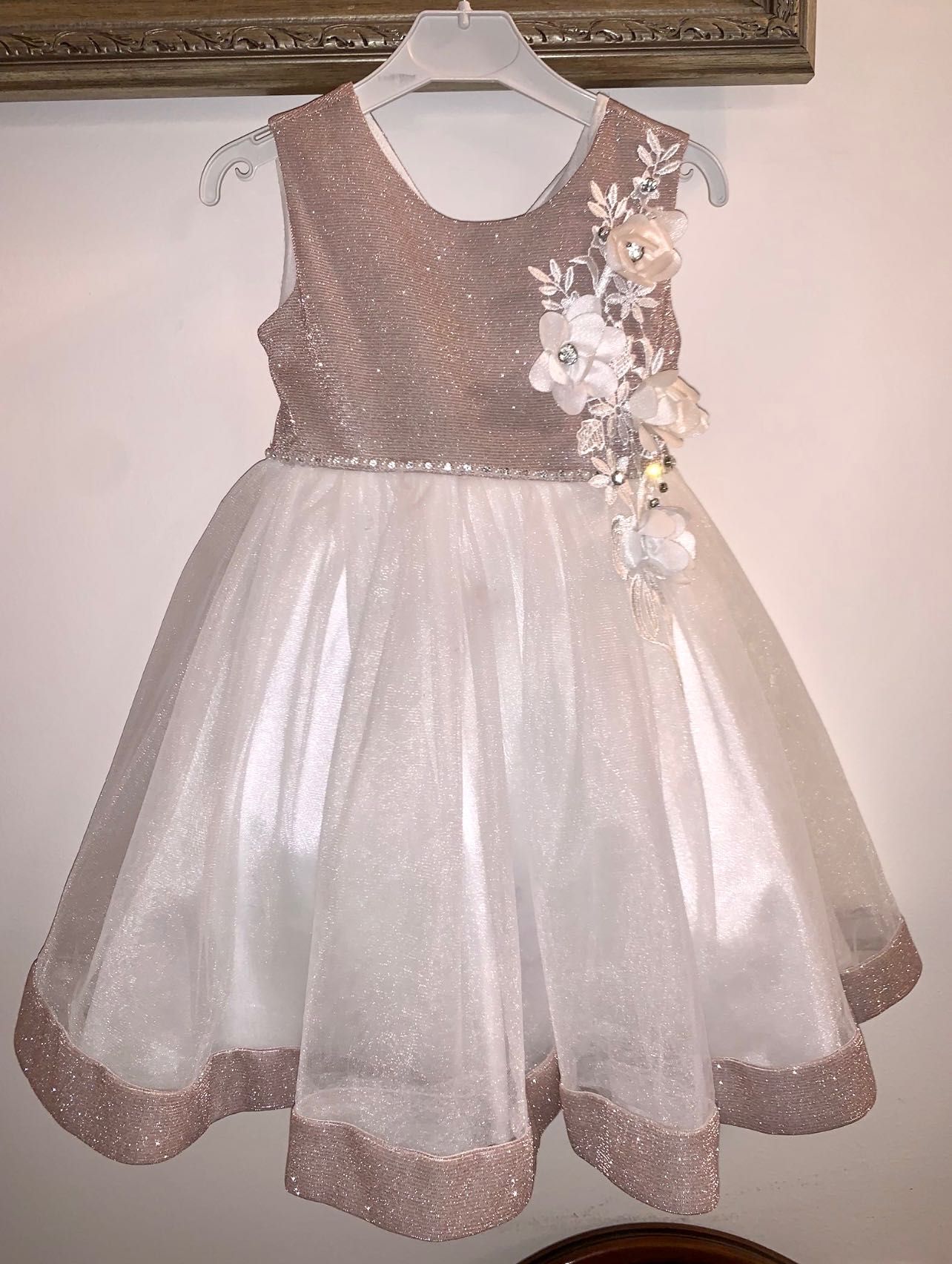 Нарядное детское платье для девочки на 8 марта белое золотое с цветами