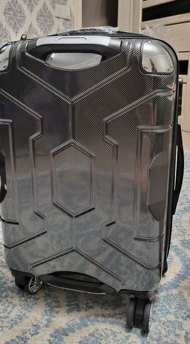 Чемодан размером высота 58, ширина 37, глубина 25 25