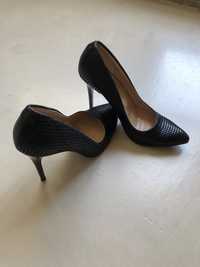 Черни обувки на ток Мегияс