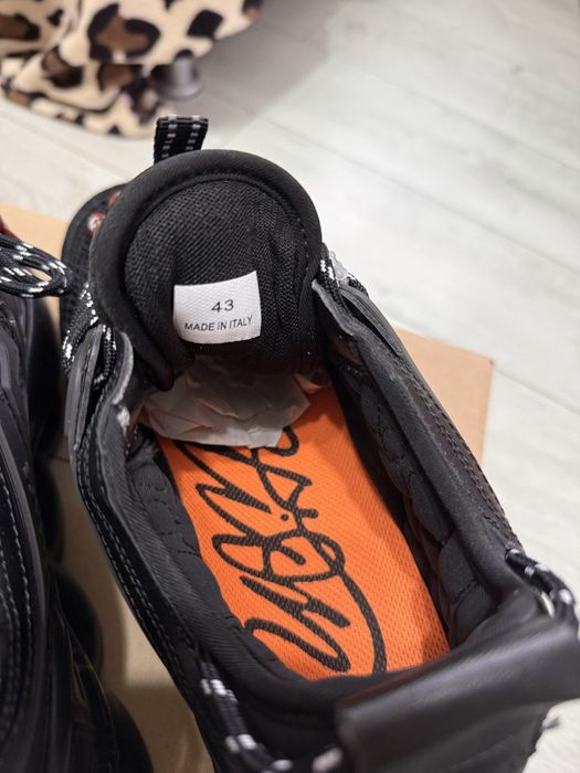 Versace chain reaction