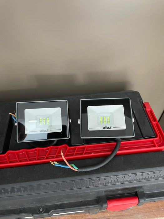 Две лед лампи, зелена светлина