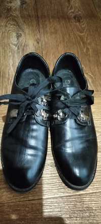 Женские ботинки на шнуровке