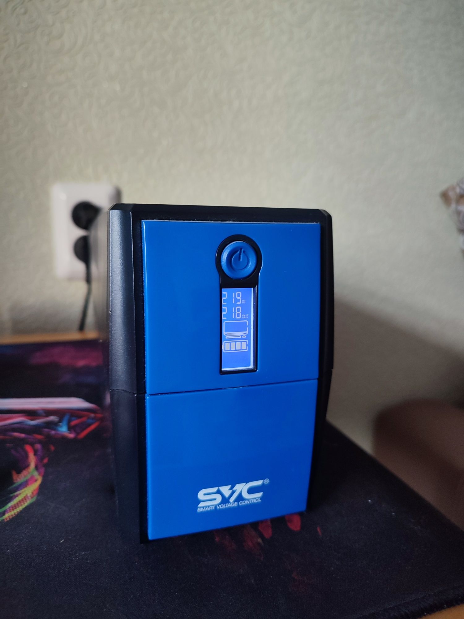 Продам ИБП SVC V-1000-LCD.