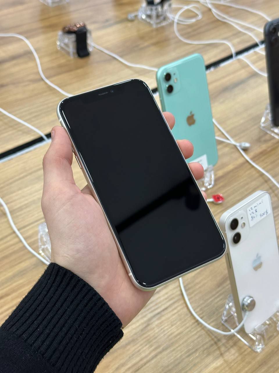 iPhone 11, 64GB. White