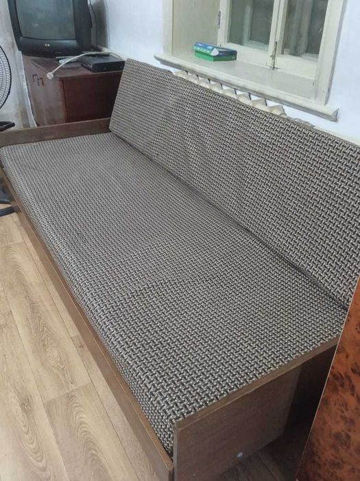 Диван, стол, тумба, телевизор, телевизор