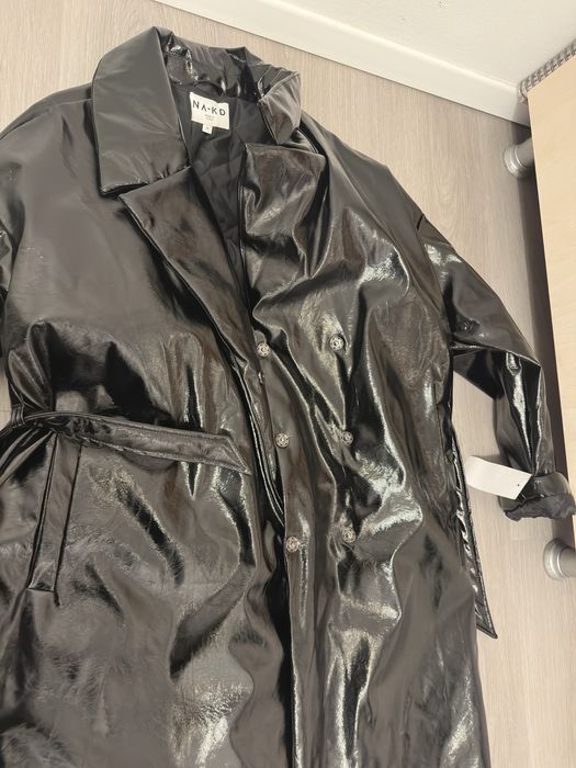 Vând geaca nouă de damă neagră tip trench cu eticheta , NA-KD