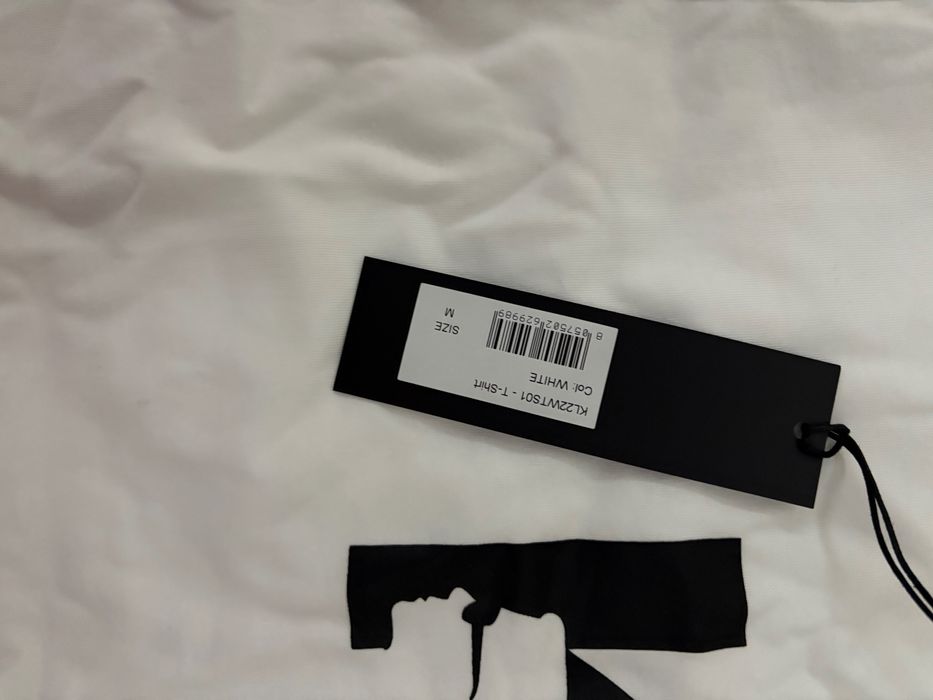 Бяла тениска от К.Л.