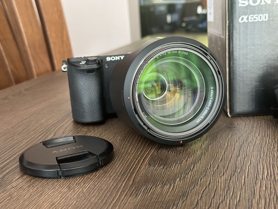 Sony a6500 + E PZ 18-105 mm f4 + батерии и зарядно