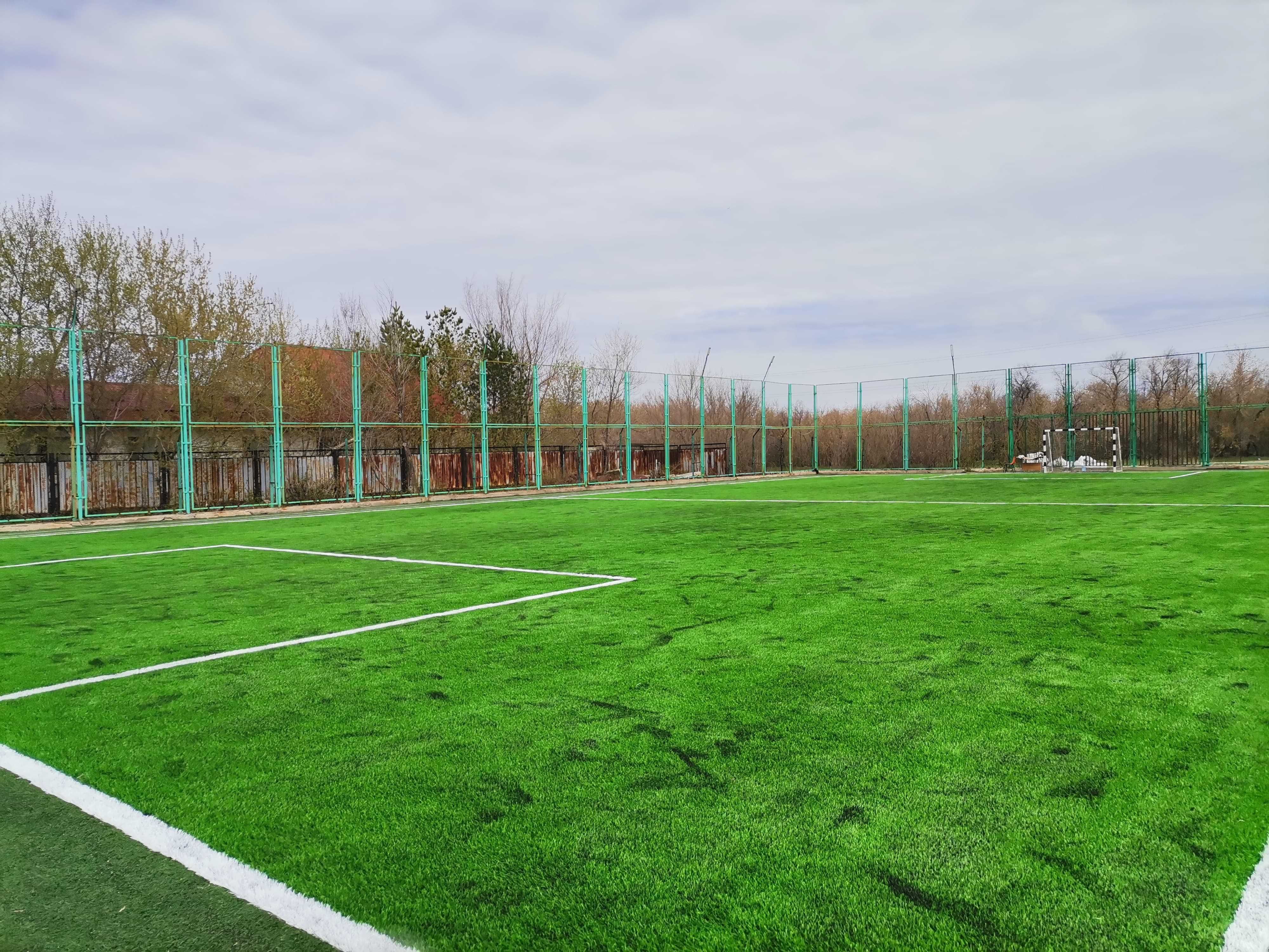 Футбольное поле с новым покрытием