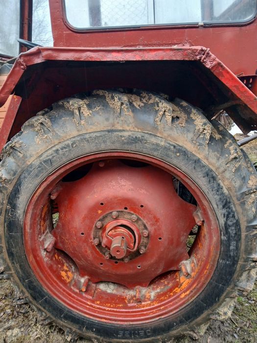 Vând tractor u650 si remorca ,tractor new holland