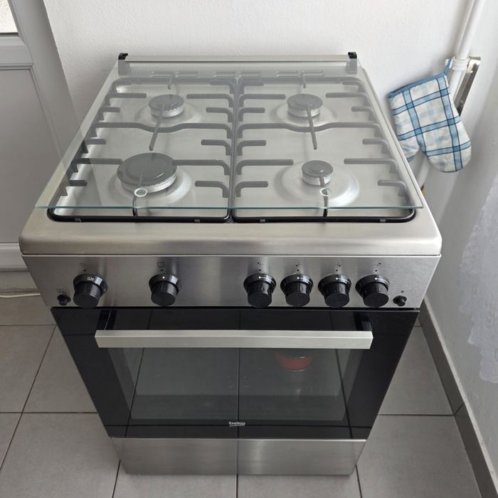 Aragaz cu cuptor beko aproape nou