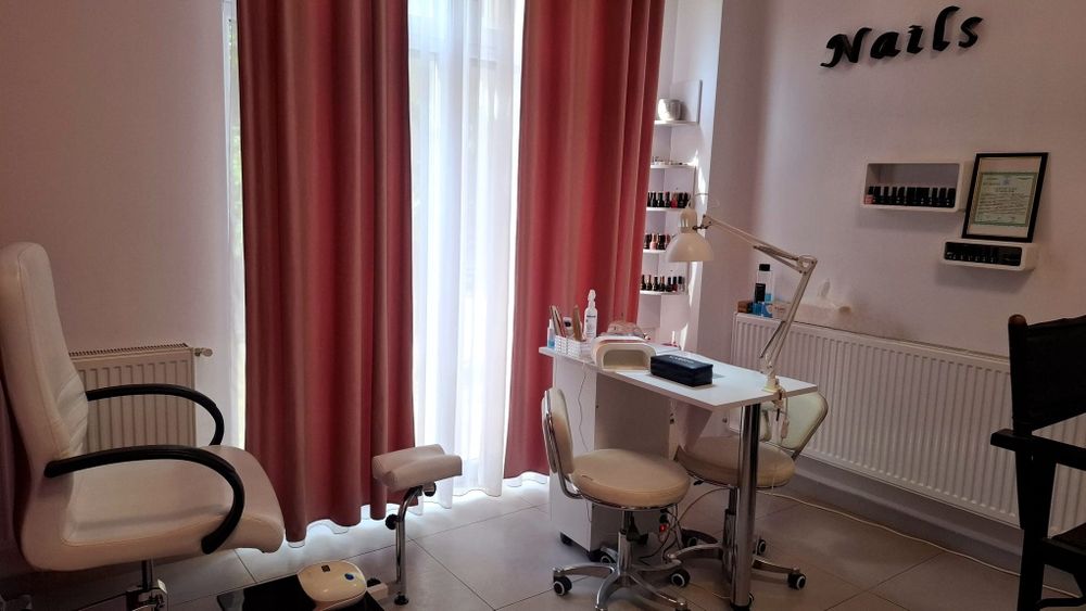 Studio style închiriază 4 posturi