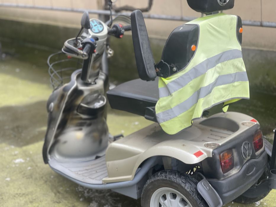 Scuter electric triciclu