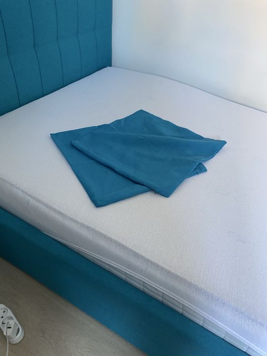 Pat tapitat cu saltea  inclusa!