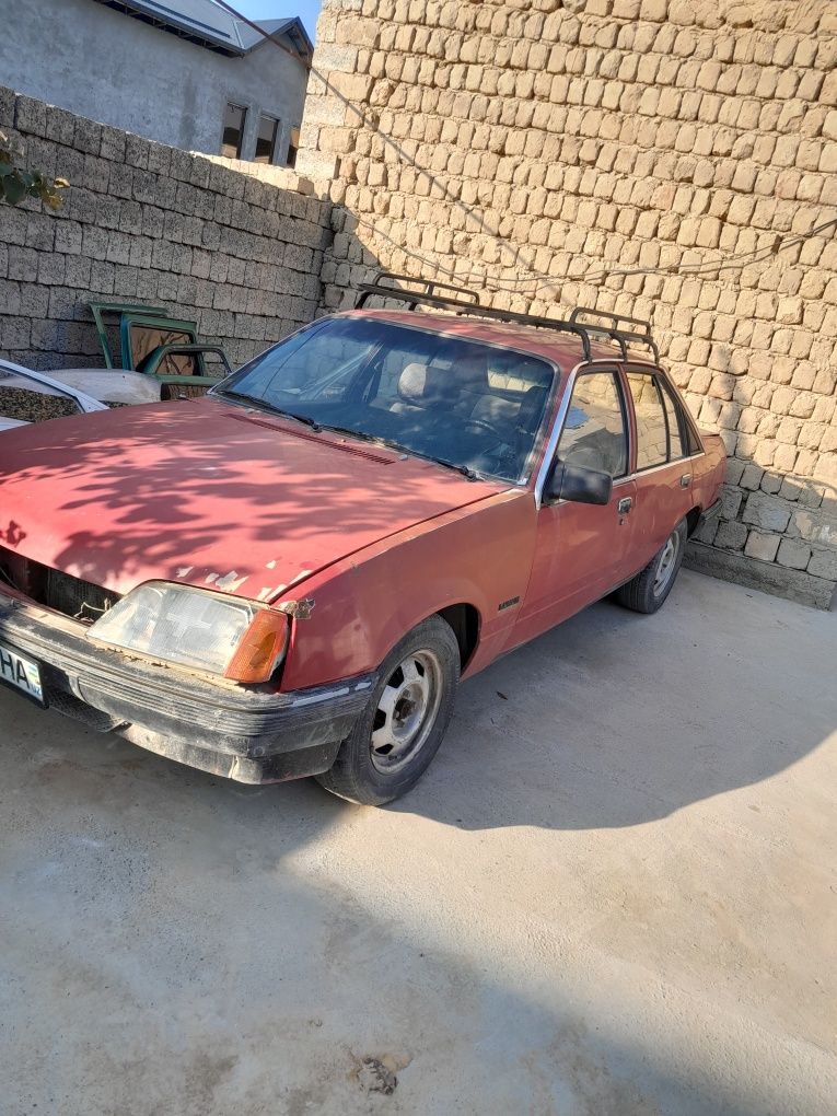 Moshina sotiladi Opel rekord