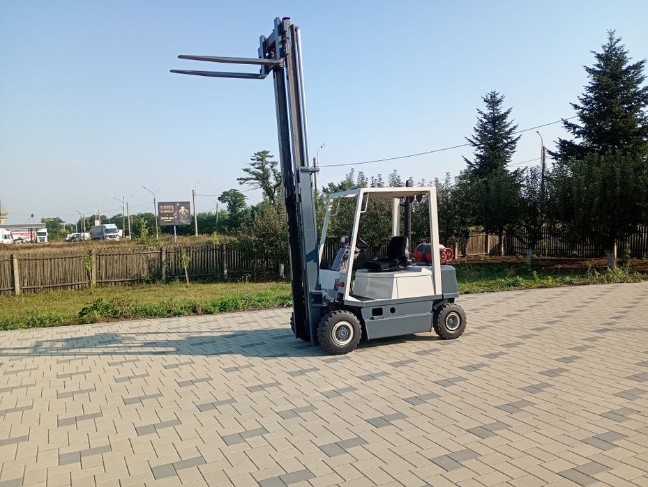 Motostivuitor Kalmar 3.5tone masa proprie ridica 2.5tone GPL translați