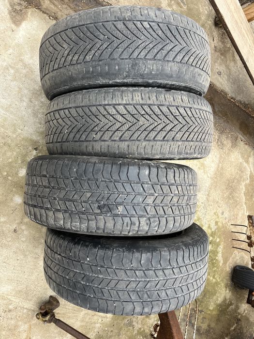 Vând cauciucuri 235 55 19