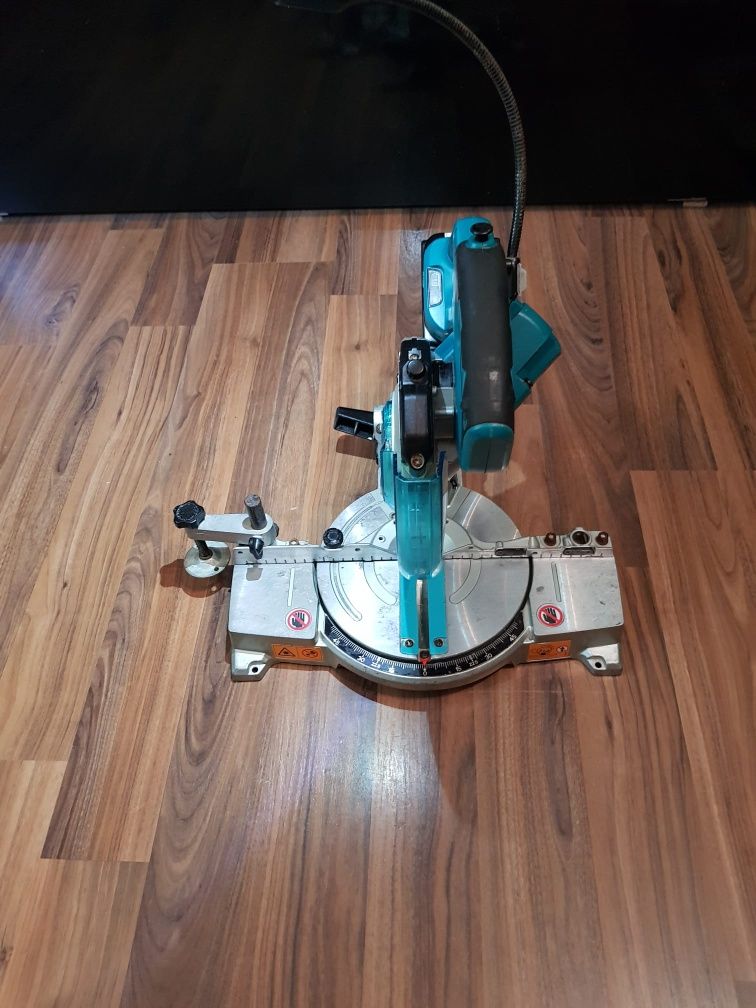 Makita DLS 600,fierăstrău circular staționar,pentru tăieri înclinate.