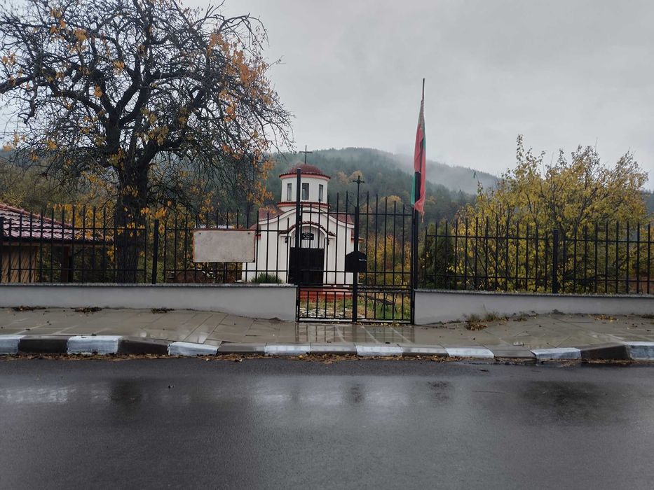 Парцел в регулация, ток и вода