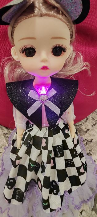 Păpușă flexibilă care cântă nouă