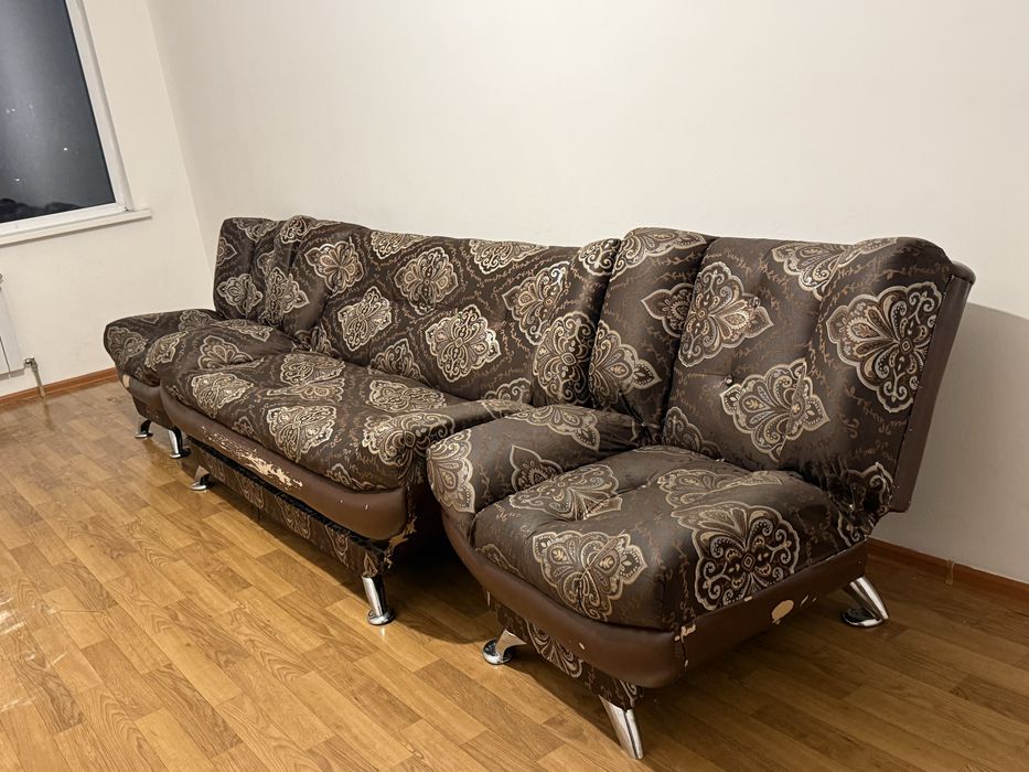 Продается диван с двумя креслами , вс раскладываются