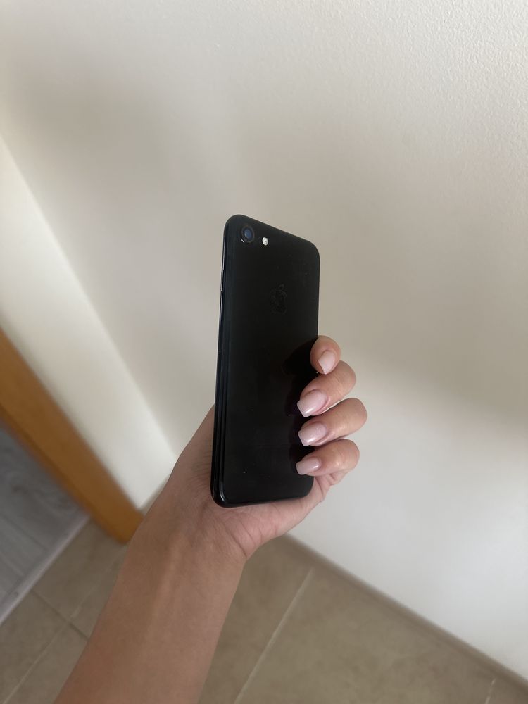 «iPhone 7, батарея слабая, но работает, iCloud чистый, цена 20 000
