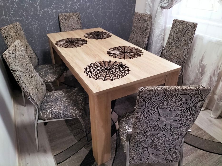 Vând masă + scaune.