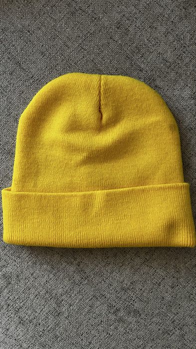 Яркая желтая шапочка