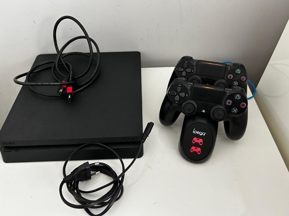 PlayStation 4 Slim , 2 джойстика, ново зарядно и 4 игри