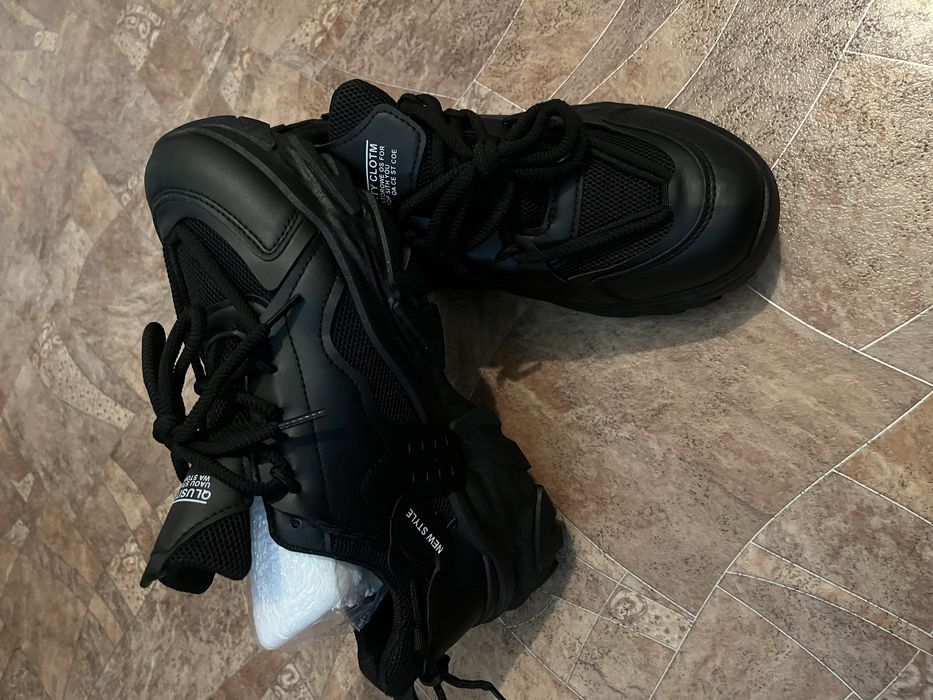 Продам кроссовки новые