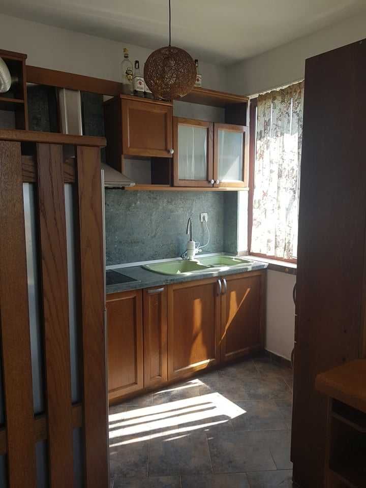 Дава се под наем Тристаен апартамент в Пловдив, Кършияка - 100 кв.м за 400 € - Снимка #1