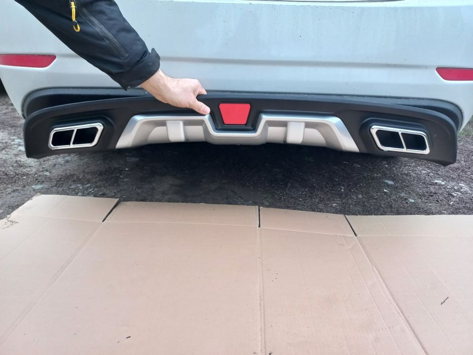 Накладка на задний бампер с имитацией выхлопных насадок Hyundai Accent