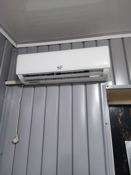 Кондиционер и барный стул