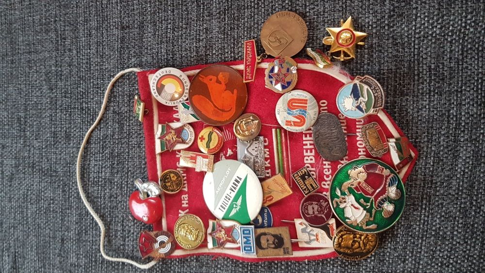 Продавам колекция от стари значки