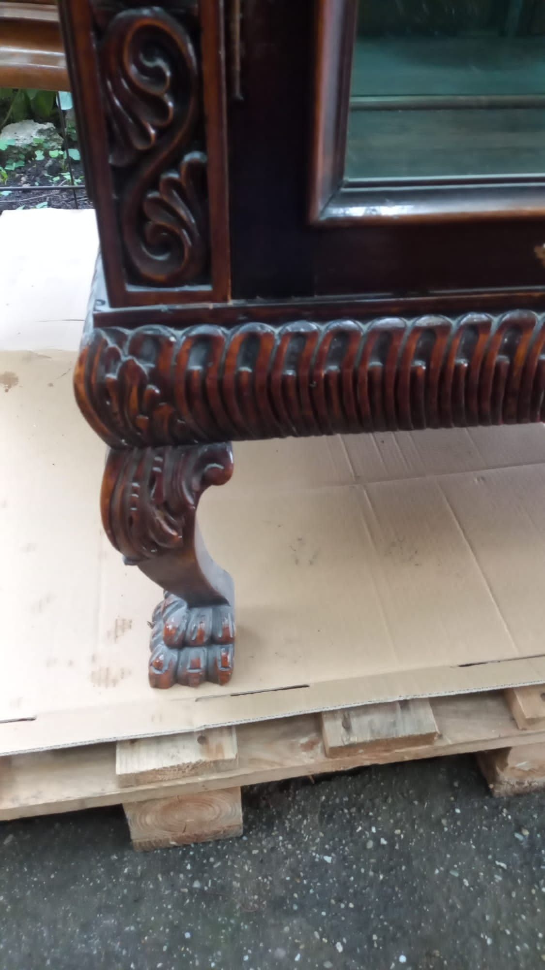 Vând mobilier vechi sculptat manual