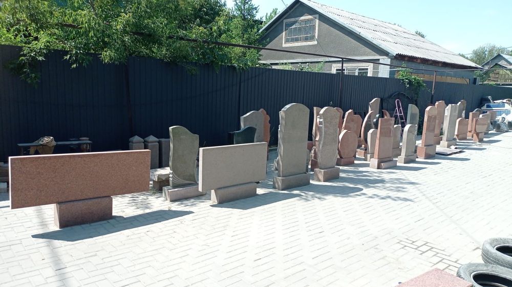 Памятники. Благоустройство могил. Комплекс из гранита.