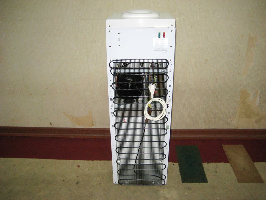 Кулер компрессорный для холодный и горячий воды хорошим состоянии!