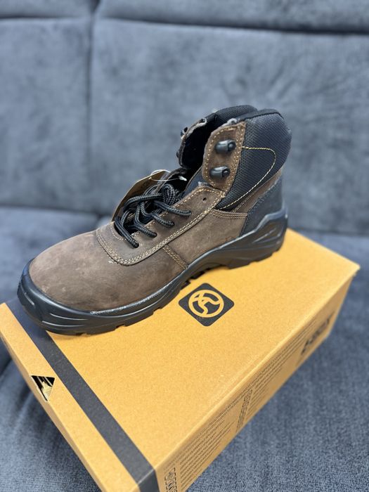 Vand bocanci impermeabili, noi nouti