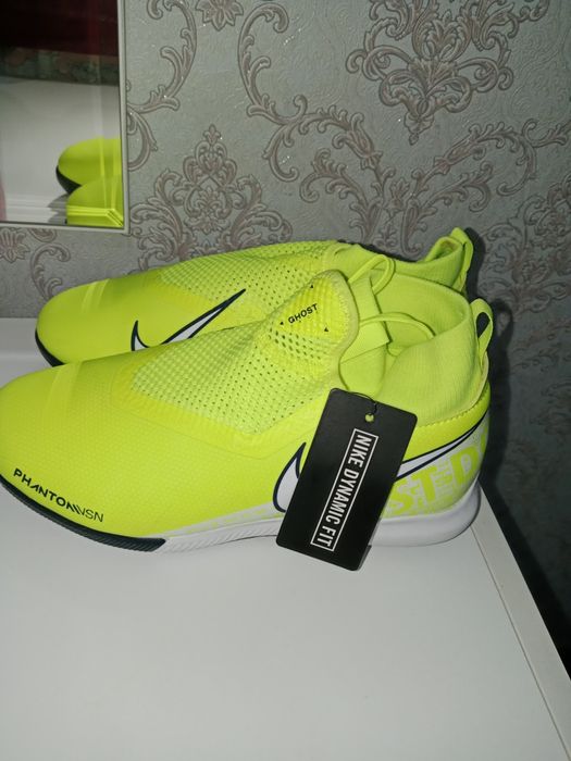 Женская спортивная обувь        .