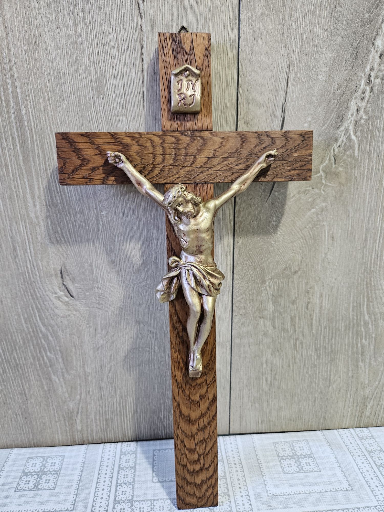 Crucifix din lemn exotic si ipsos aurit