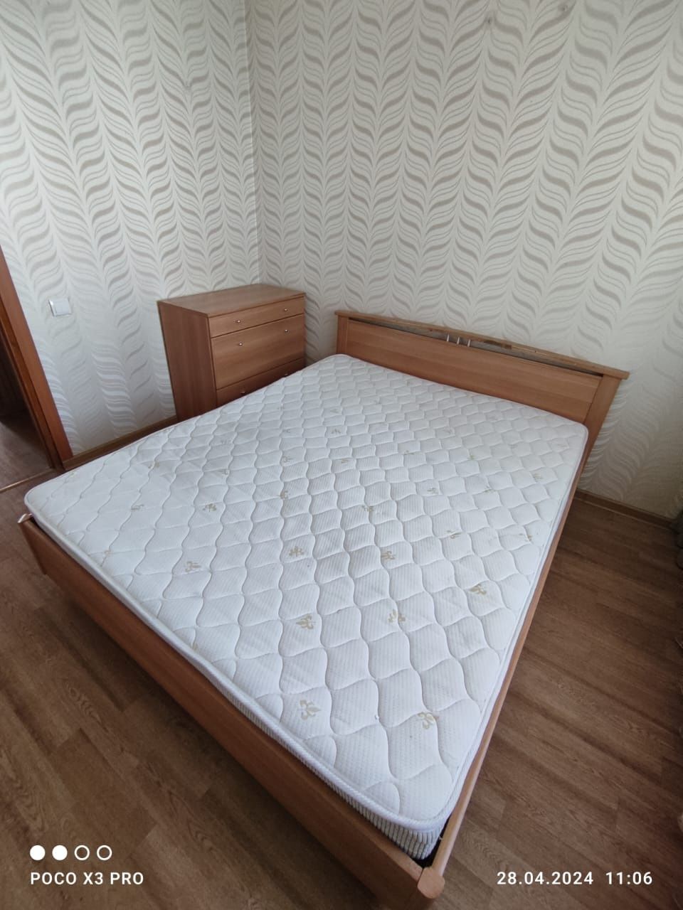 Продам двухспальную кровать с матрасом и комод