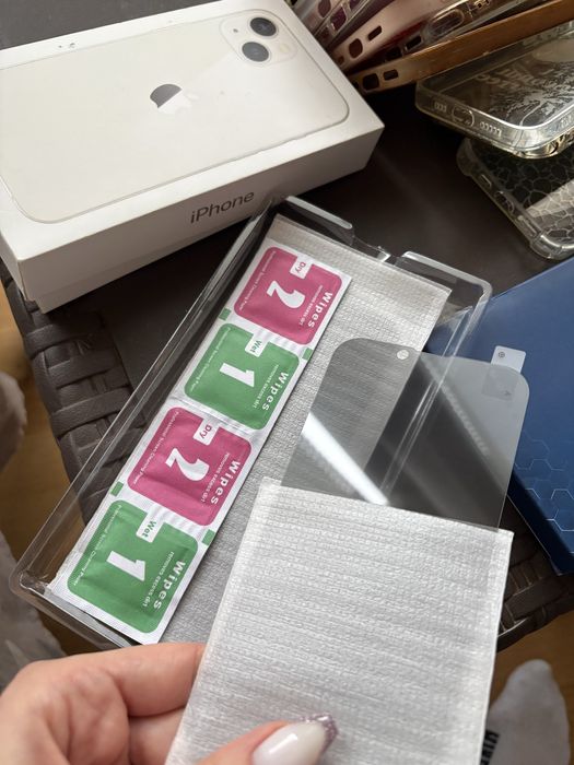 Продавам iPhone 13, 128GB + 15 кейса + 4 протектора