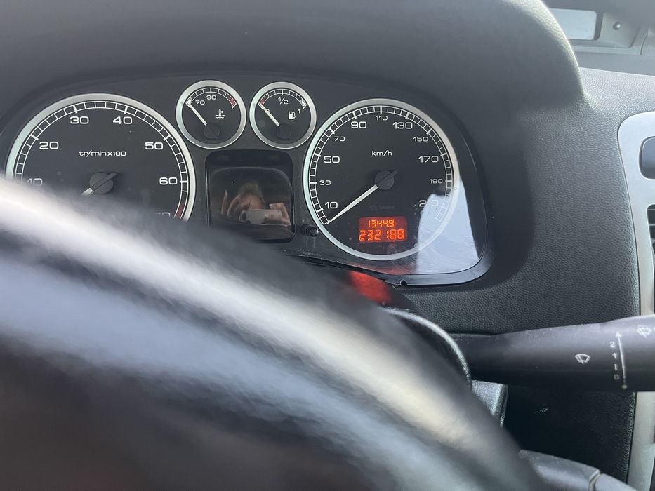 Продавам личния си автомобил Пежо 307